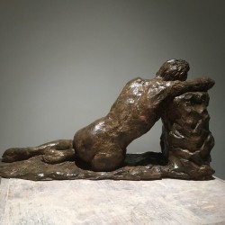 Belle endormie - Sculpture bronze - Figure féminine endormie repos - Carol Saint Georges - Vue de dos