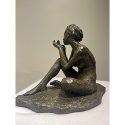 La suppliante - Sculpture bronze originale - Figure féminine en prière recueillement - Carol Saint Georges - vue de profil