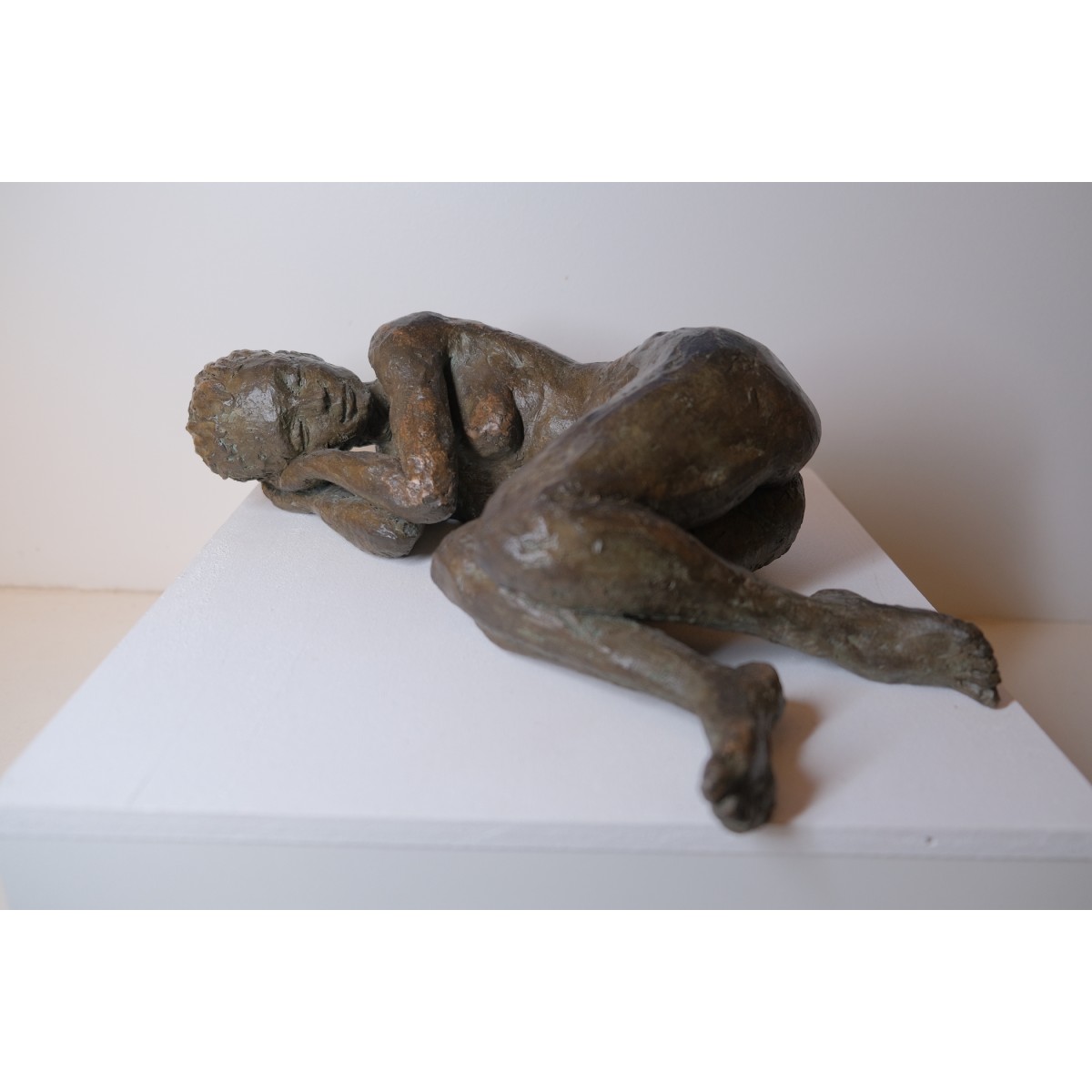 La sieste - Sculpture terre cuite - Figure au repos détendue - Carol Saint Georges - Galerie FenêtreSurArtistes