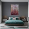 Pink 2 - Peinture à l'huile au couteau - Abstraction florale rose - Corinne Foucouin - Mise en scène dans une chambre sombre